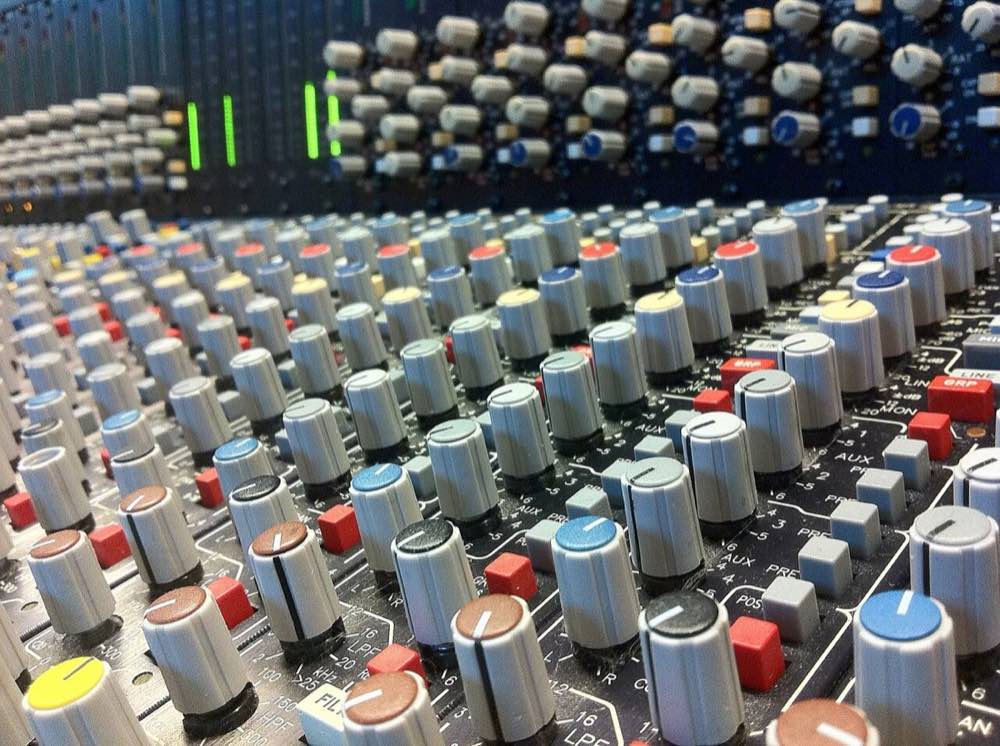Fine-tuning vs RAG vs prompting: how to customize an LLM in 2026
