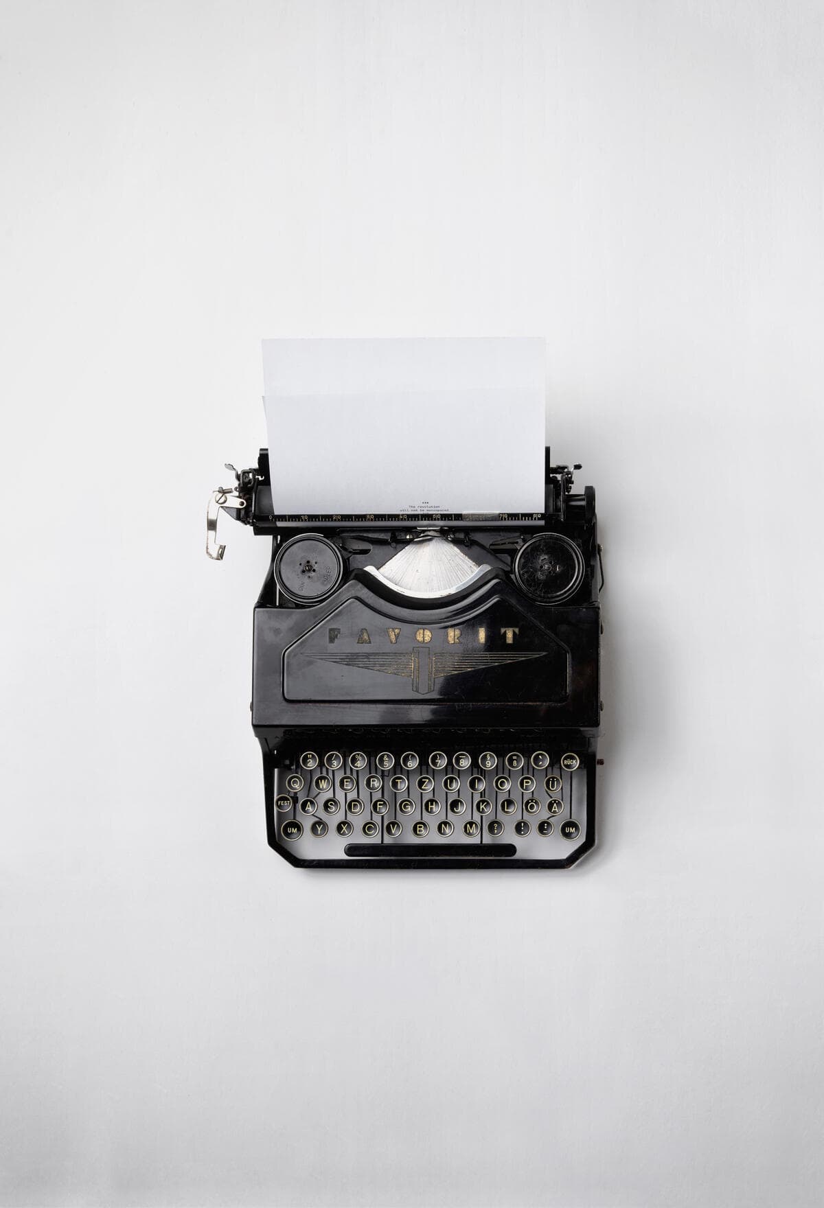 A vintage manual typewriter, the blank-page problem every writing prompt generator exists to solve
